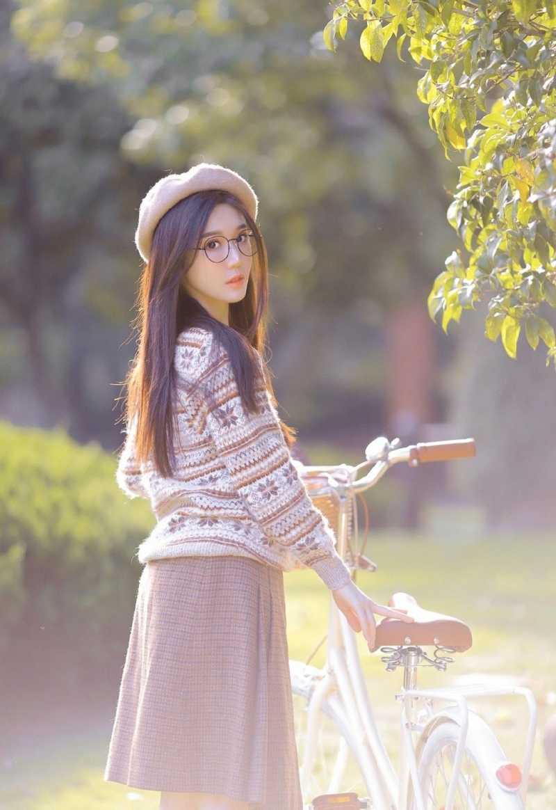 黑长直发美女美丽大方户外写真