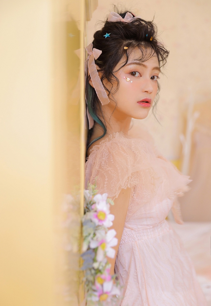 粉嫩少女蕾丝纱裙清纯动人写真