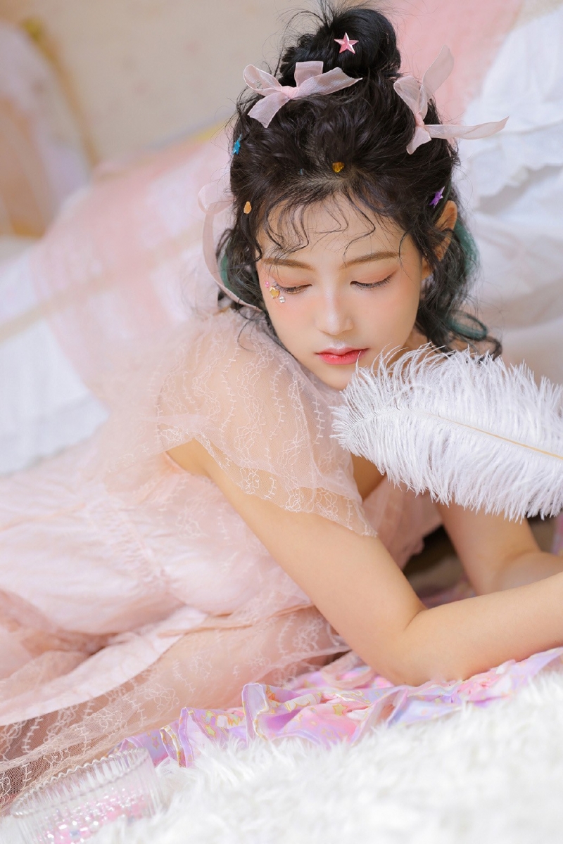 粉嫩少女蕾丝纱裙清纯动人写真