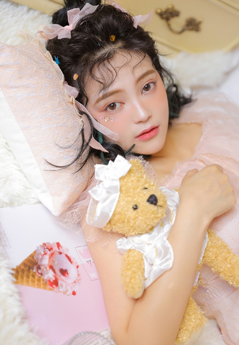 粉嫩少女蕾丝纱裙清纯动人写真