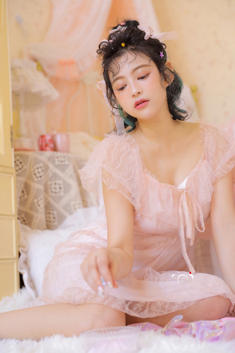 粉嫩少女蕾丝纱裙清纯动人写真