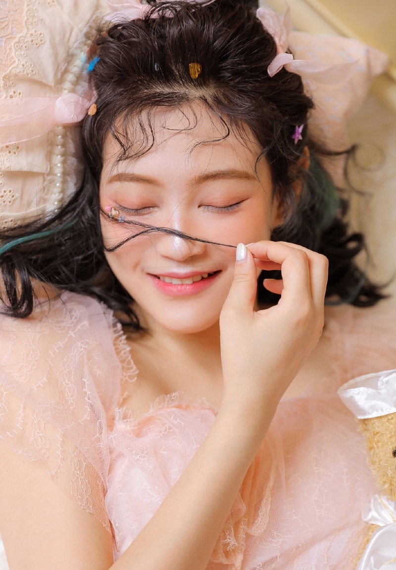 粉嫩少女蕾丝纱裙清纯动人写真