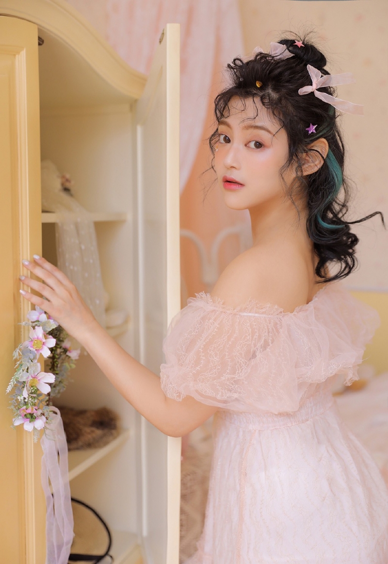 粉嫩少女蕾丝纱裙清纯动人写真