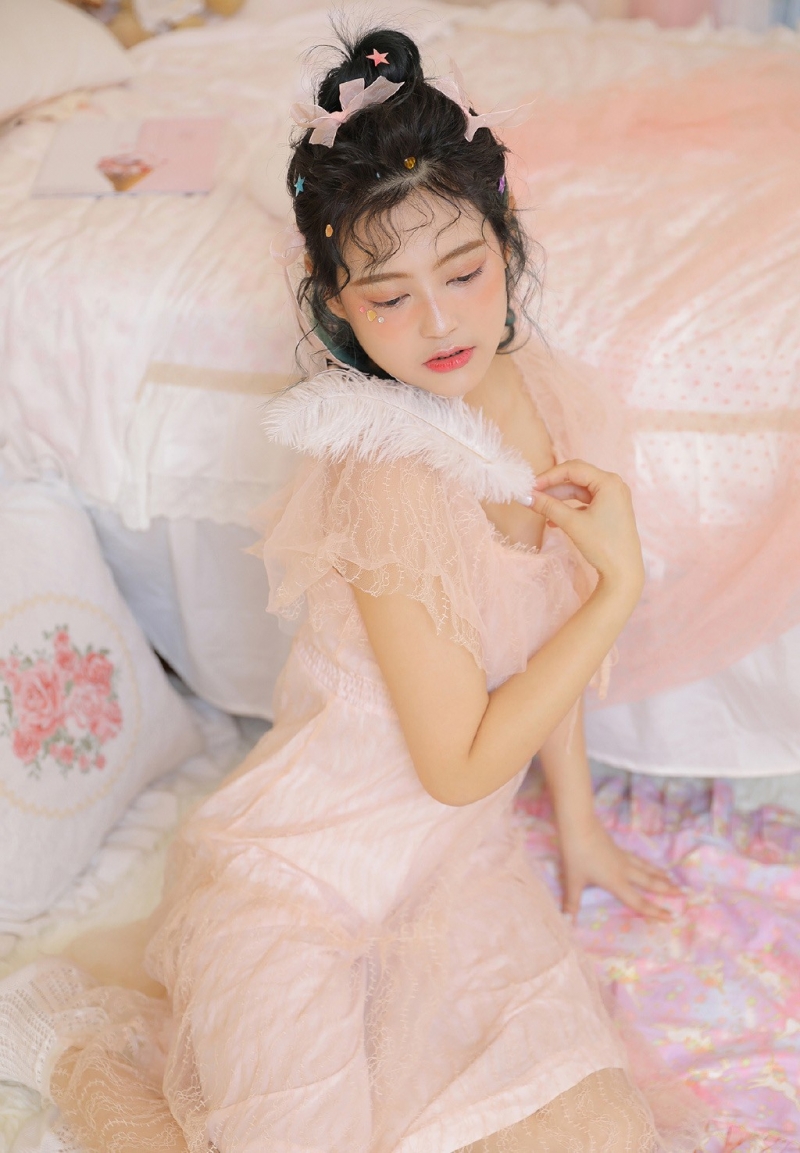 粉嫩少女蕾丝纱裙清纯动人写真