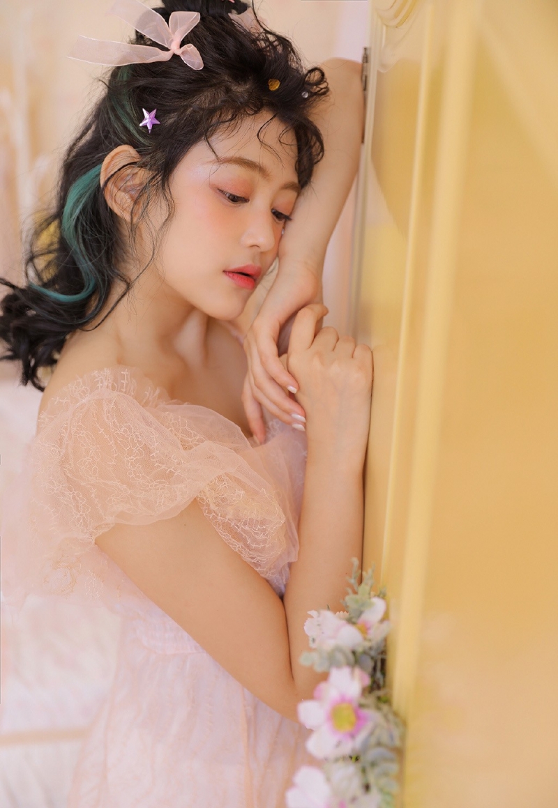 粉嫩少女蕾丝纱裙清纯动人写真