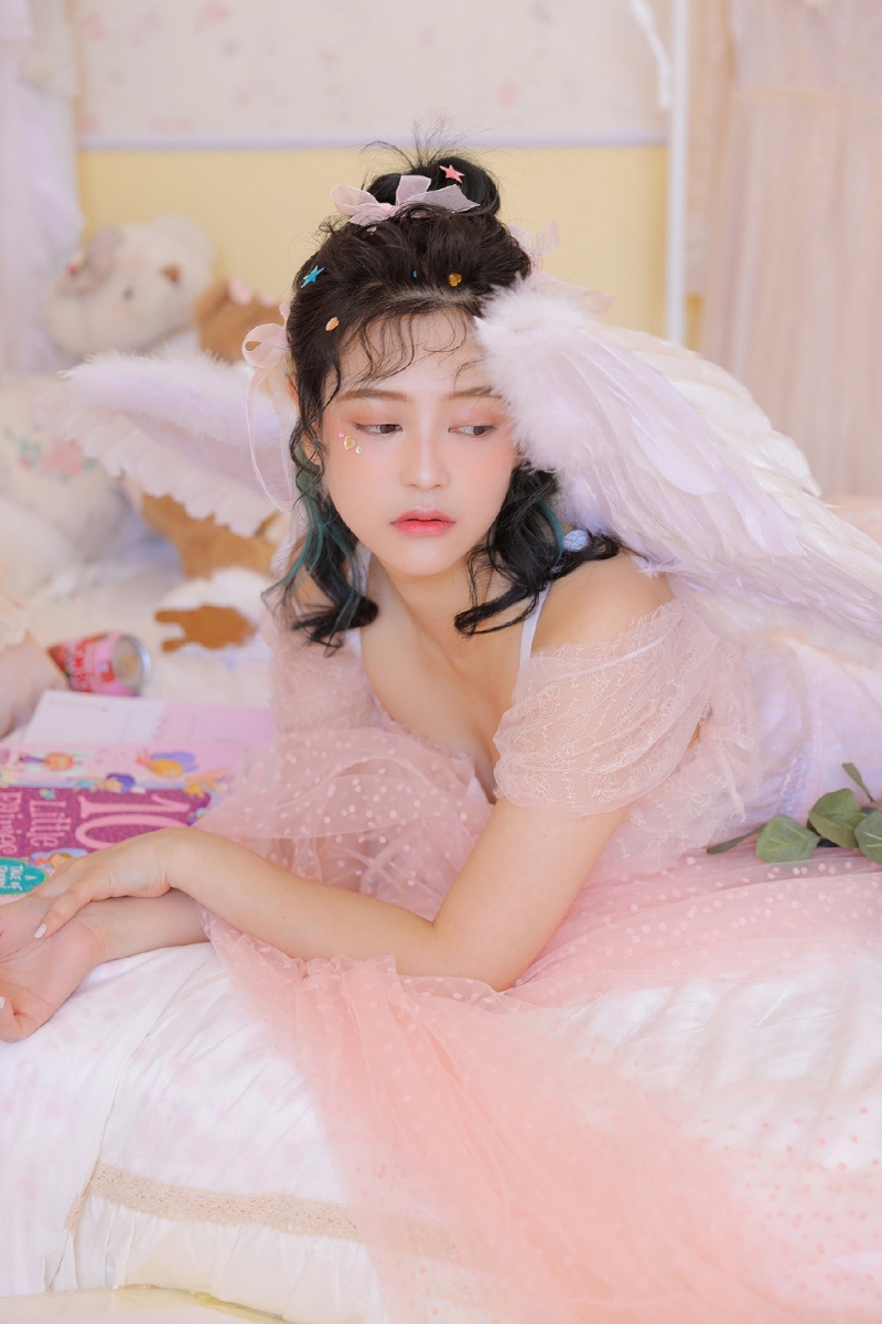 粉嫩少女蕾丝纱裙清纯动人写真