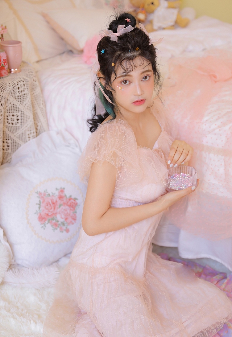 粉嫩少女蕾丝纱裙清纯动人写真