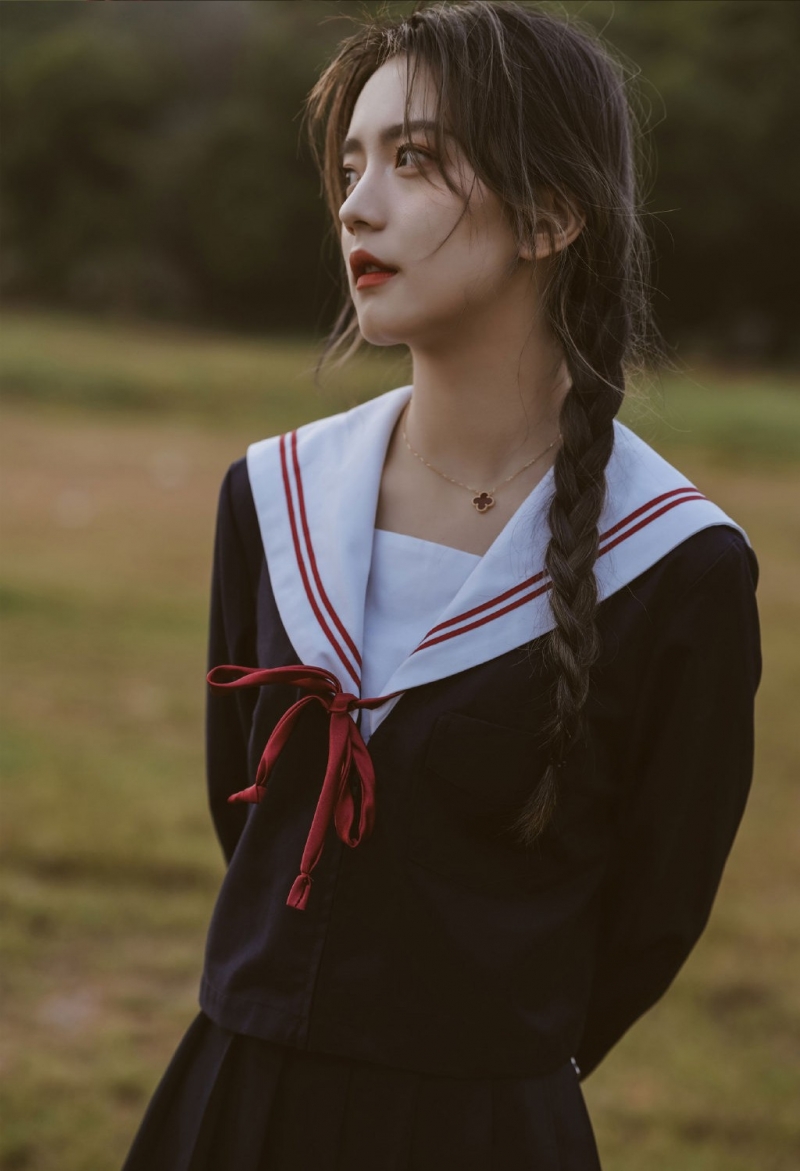 麻花辫美女学生妹日系制服写真