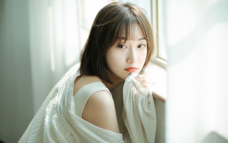 短发美女吊带香肩室内个人写真