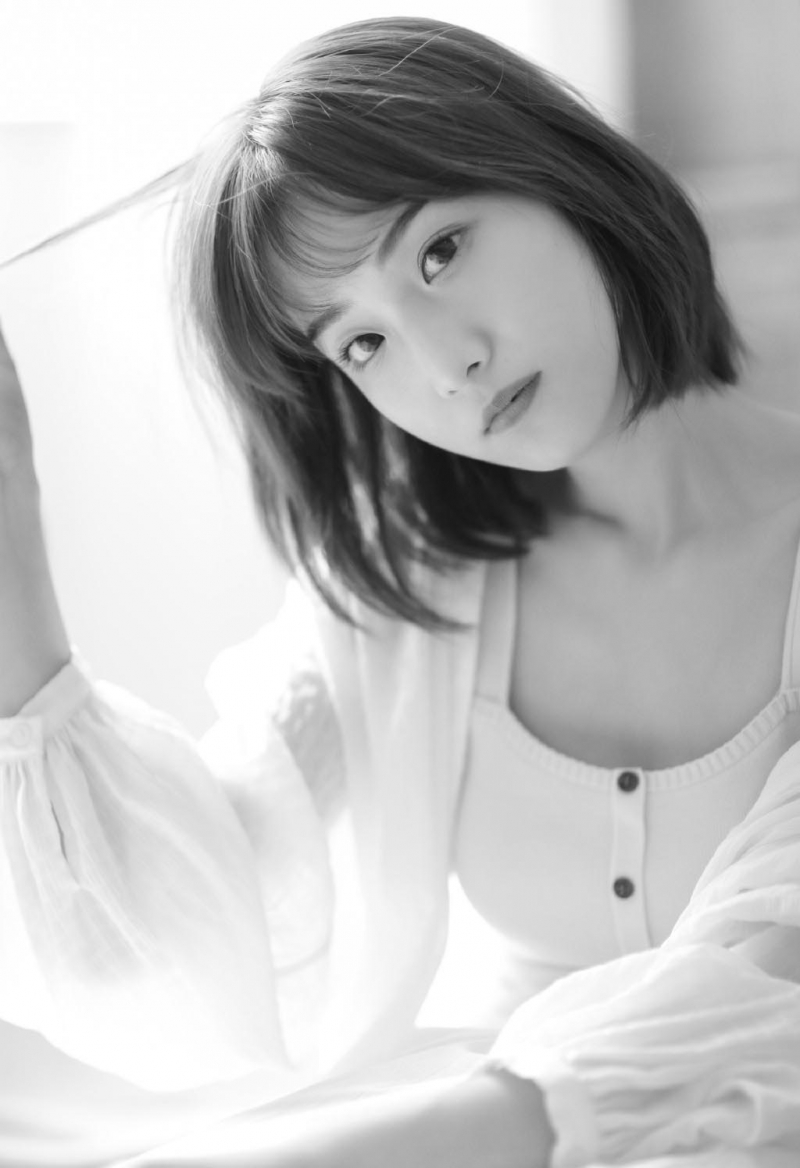 短发美女吊带香肩室内个人写真