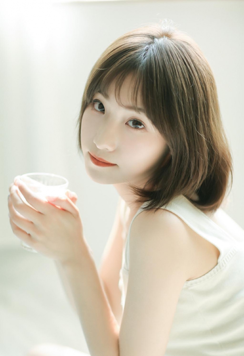 短发美女吊带香肩室内个人写真