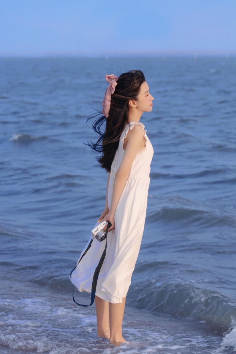 海边美女吊带白裙长发飘飘写真