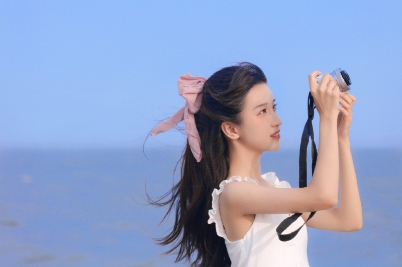 海边美女吊带白裙长发飘飘写真