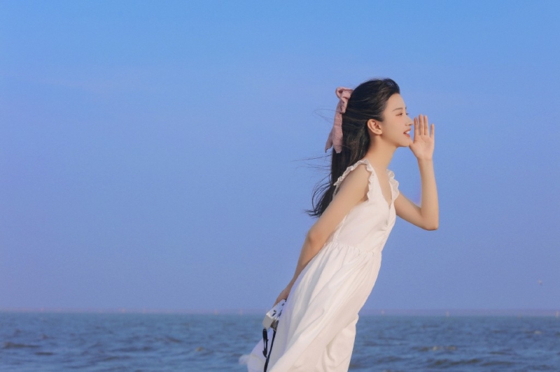 海边美女吊带白裙长发飘飘写真