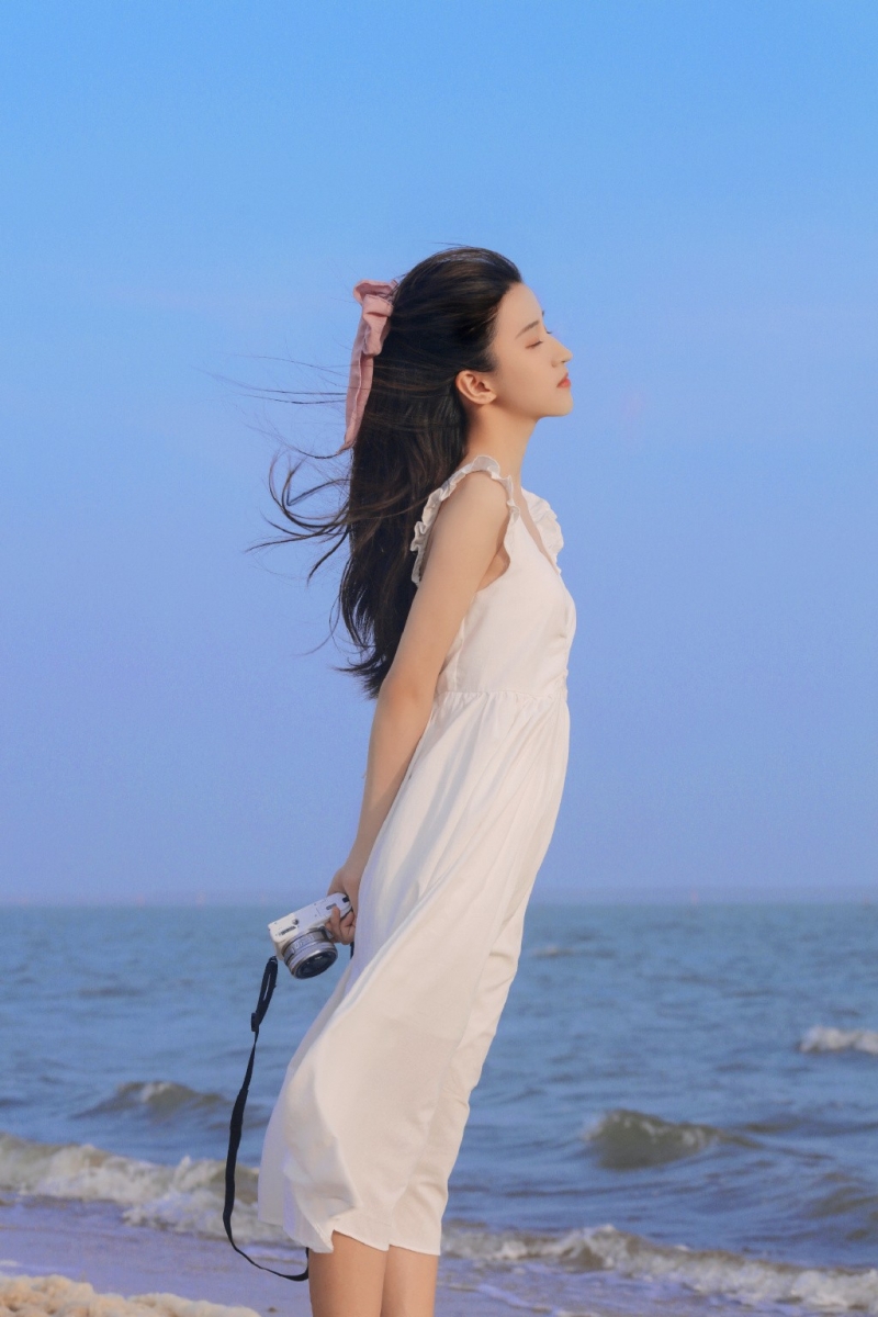 海边美女吊带白裙长发飘飘写真