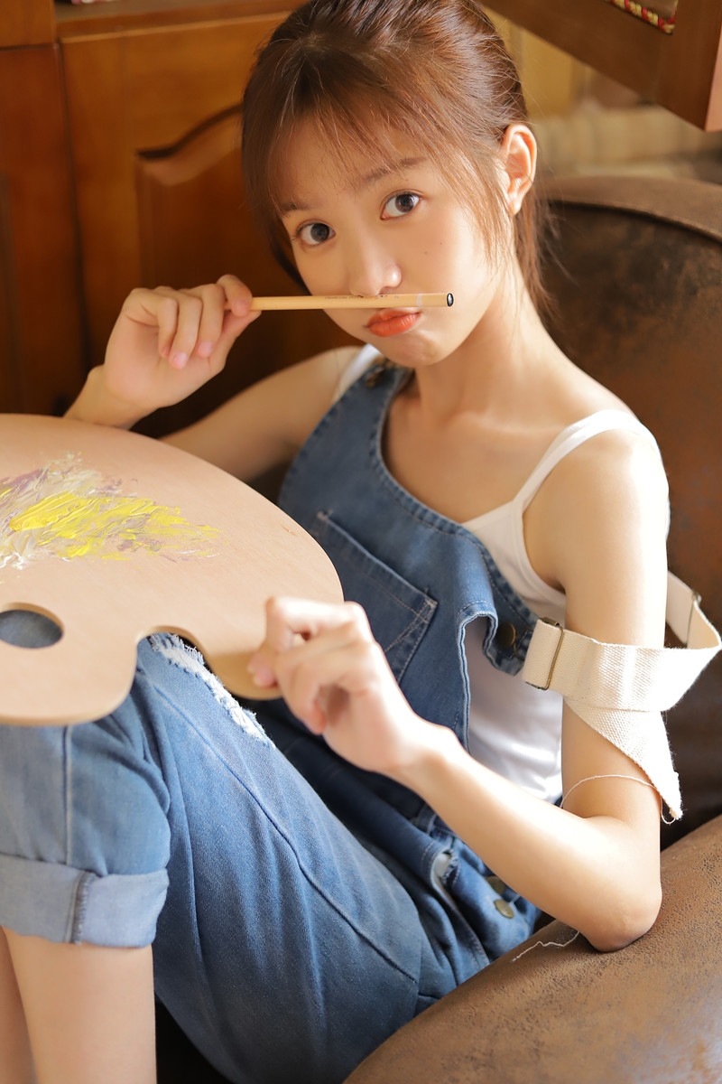 丸子头美女牛仔背带裤私房写真