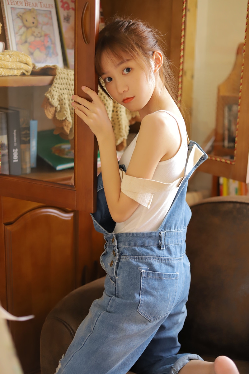 丸子头美女牛仔背带裤私房写真
