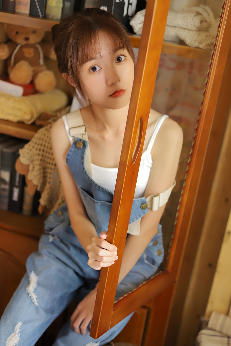 丸子头美女牛仔背带裤私房写真