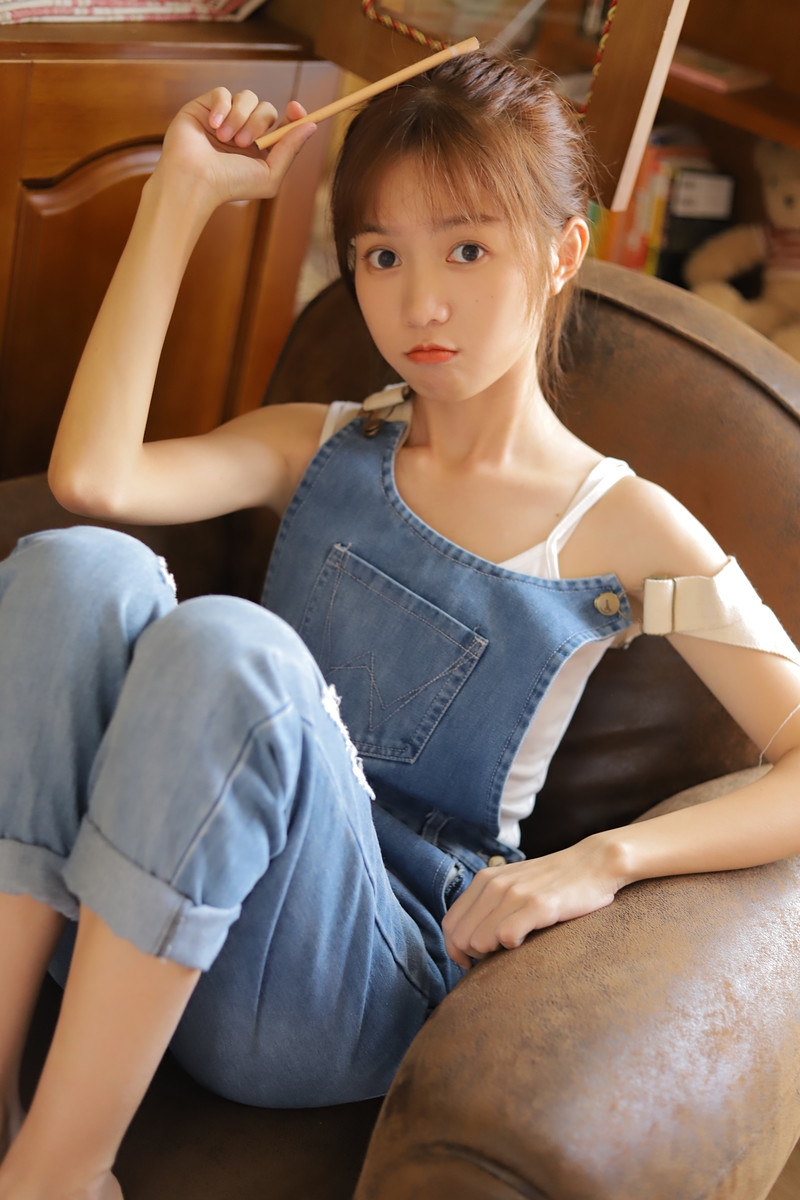 丸子头美女牛仔背带裤私房写真