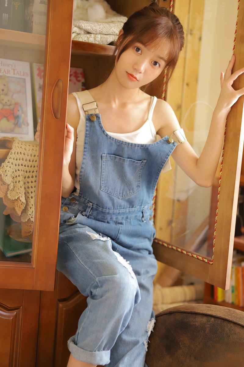 丸子头美女牛仔背带裤私房写真