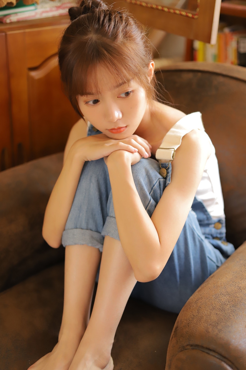 丸子头美女牛仔背带裤私房写真