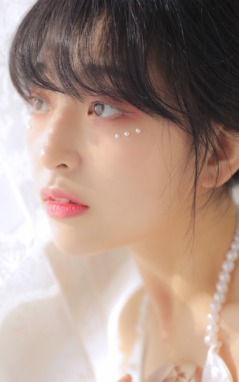 齐刘海萌妹子香肩美背居家写真