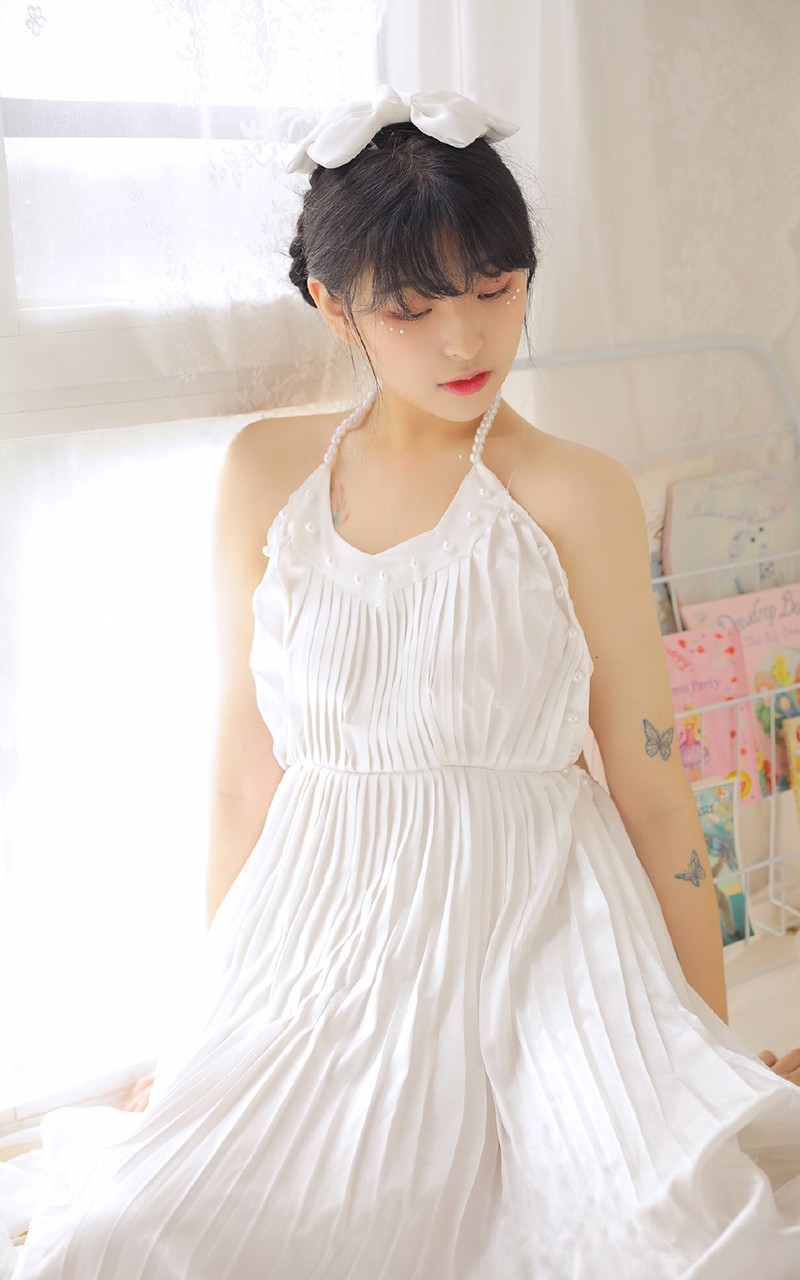 齐刘海萌妹子香肩美背居家写真