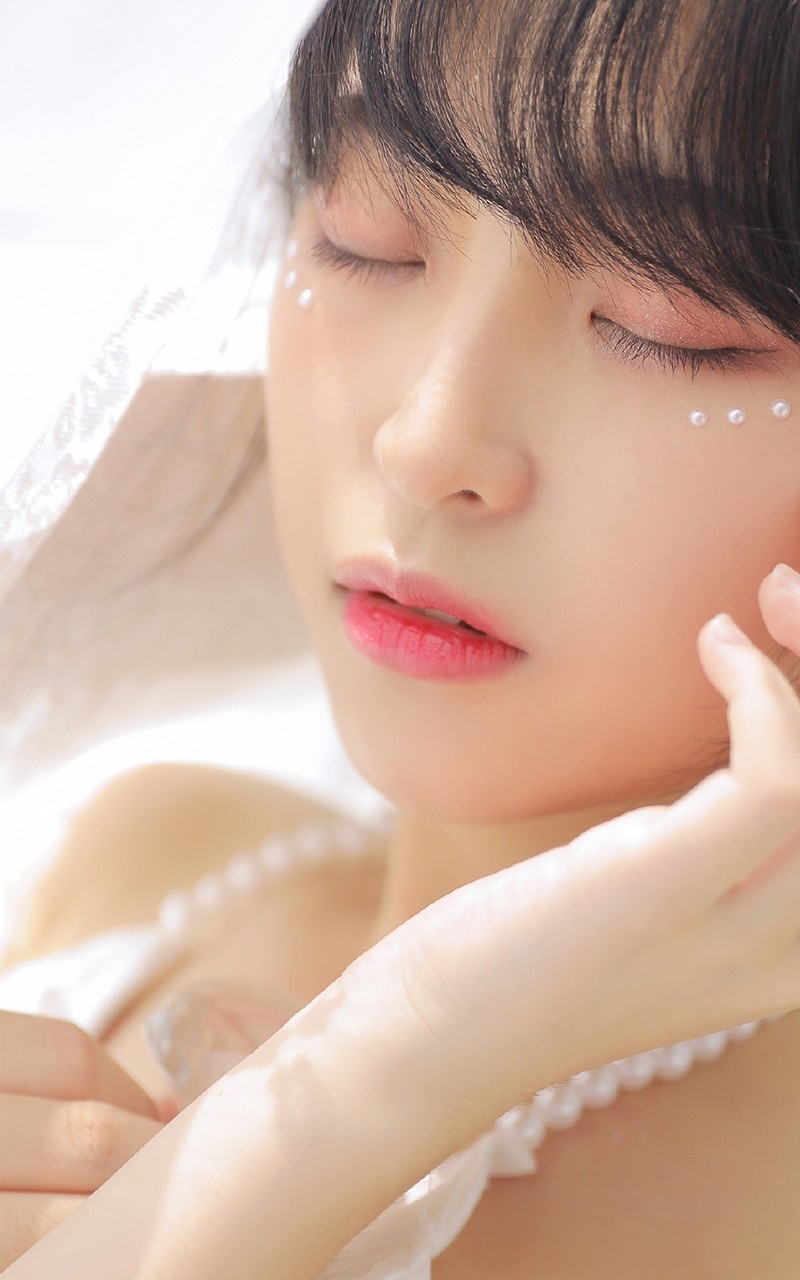 齐刘海萌妹子香肩美背居家写真