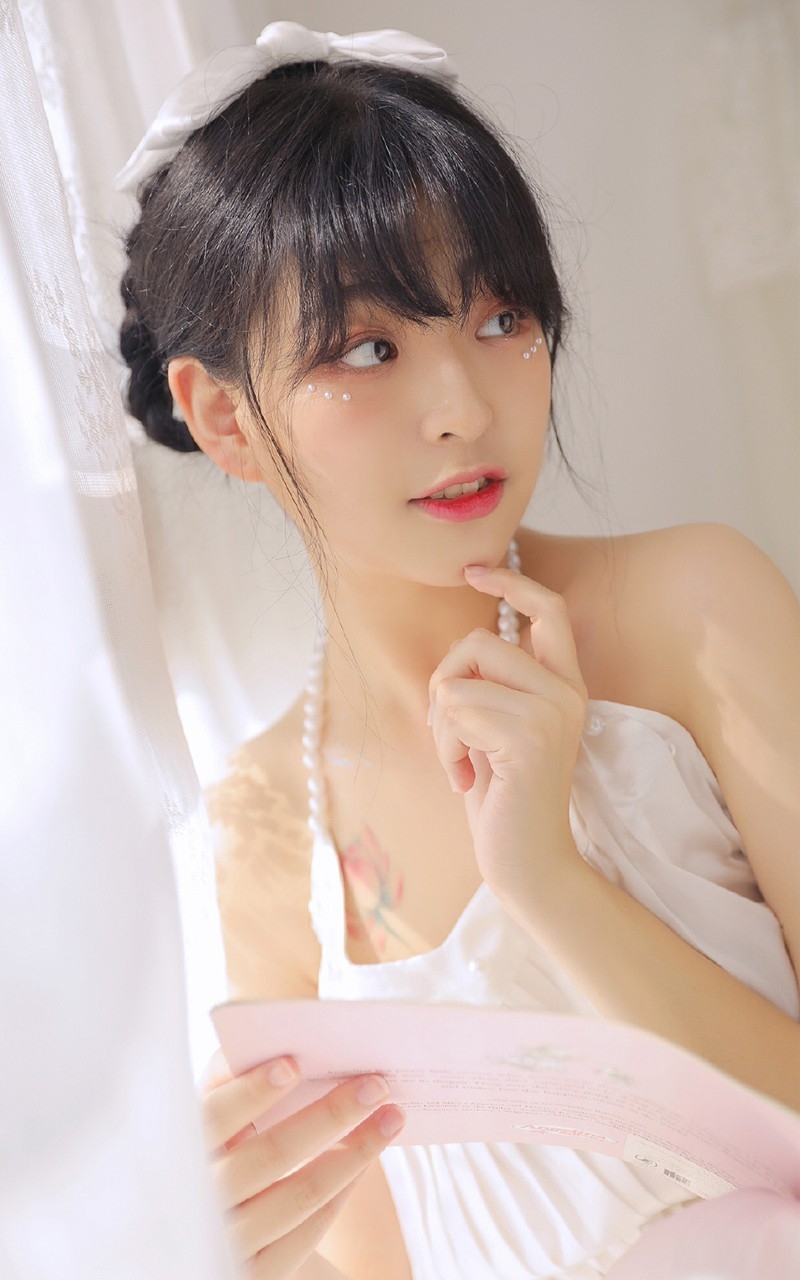 齐刘海萌妹子香肩美背居家写真