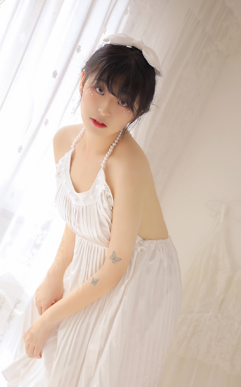 齐刘海萌妹子香肩美背居家写真