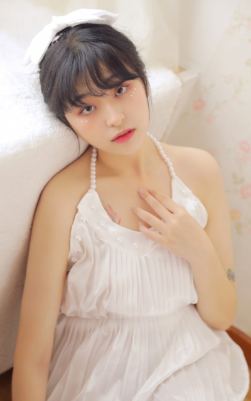 齐刘海萌妹子香肩美背居家写真