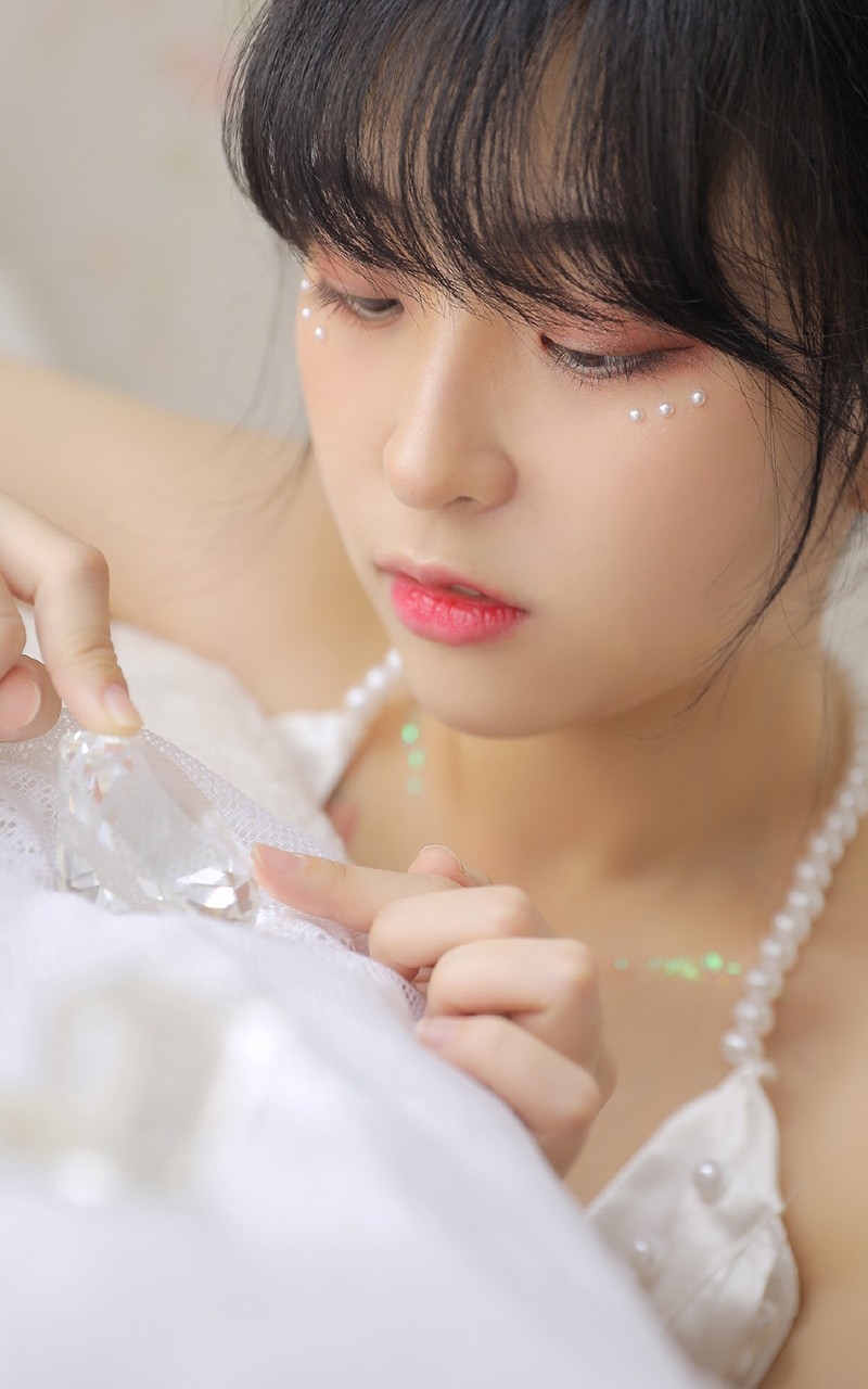 齐刘海萌妹子香肩美背居家写真