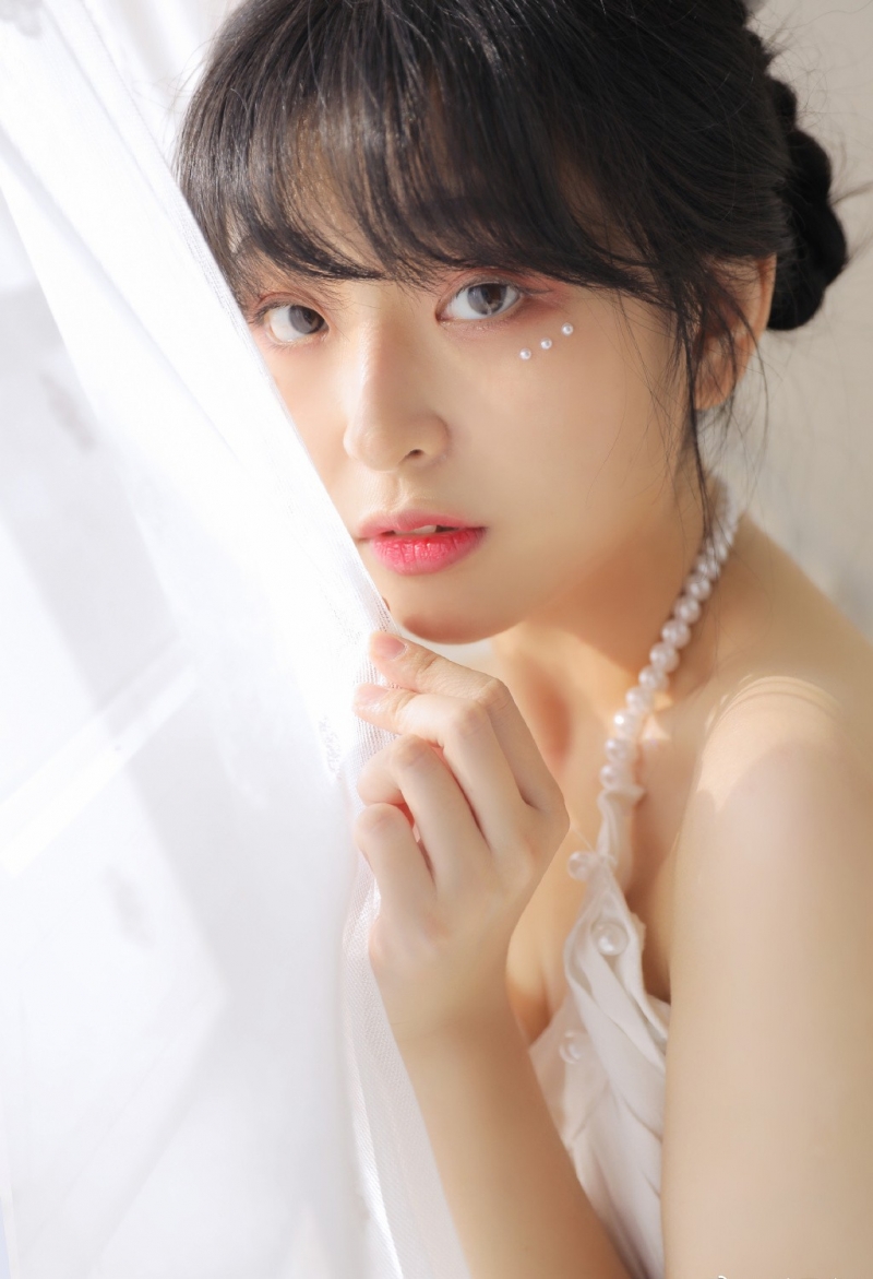 齐刘海萌妹子香肩美背居家写真