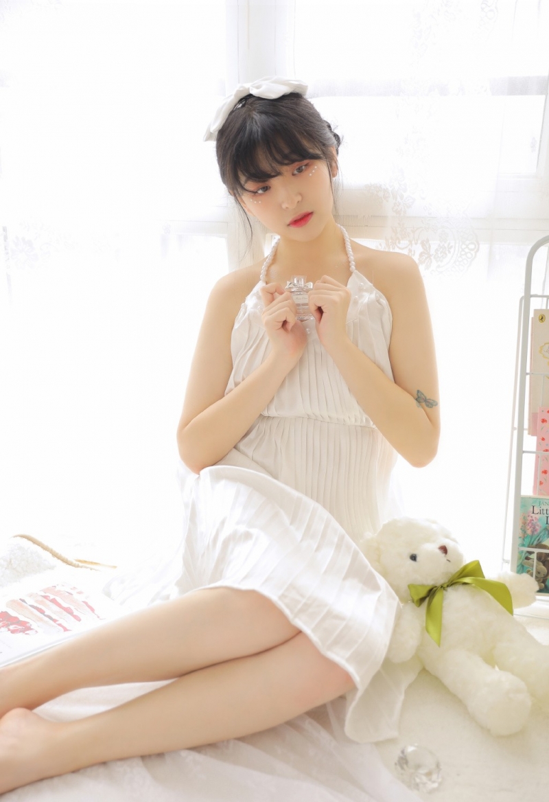 齐刘海萌妹子香肩美背居家写真