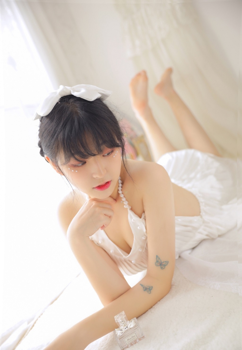 齐刘海萌妹子香肩美背居家写真