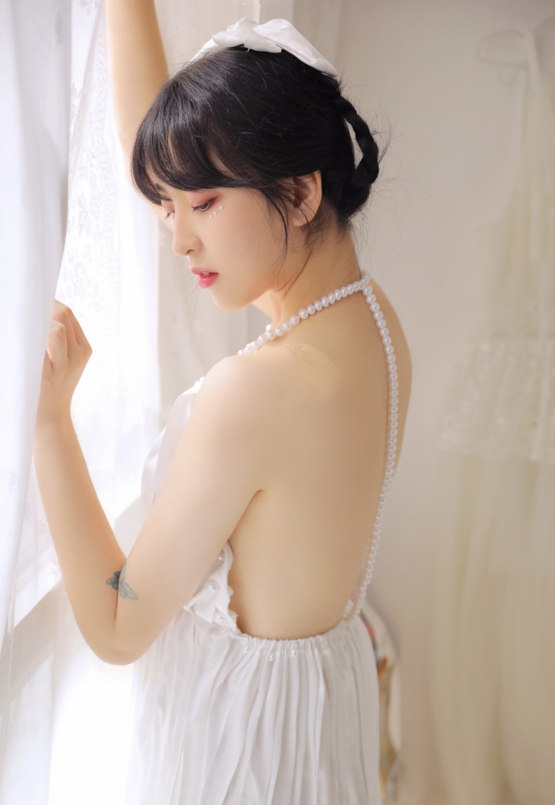 齐刘海萌妹子香肩美背居家写真