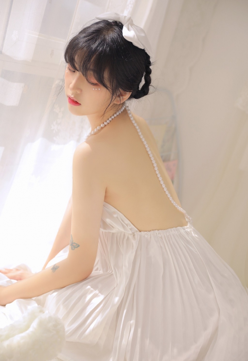 齐刘海萌妹子香肩美背居家写真