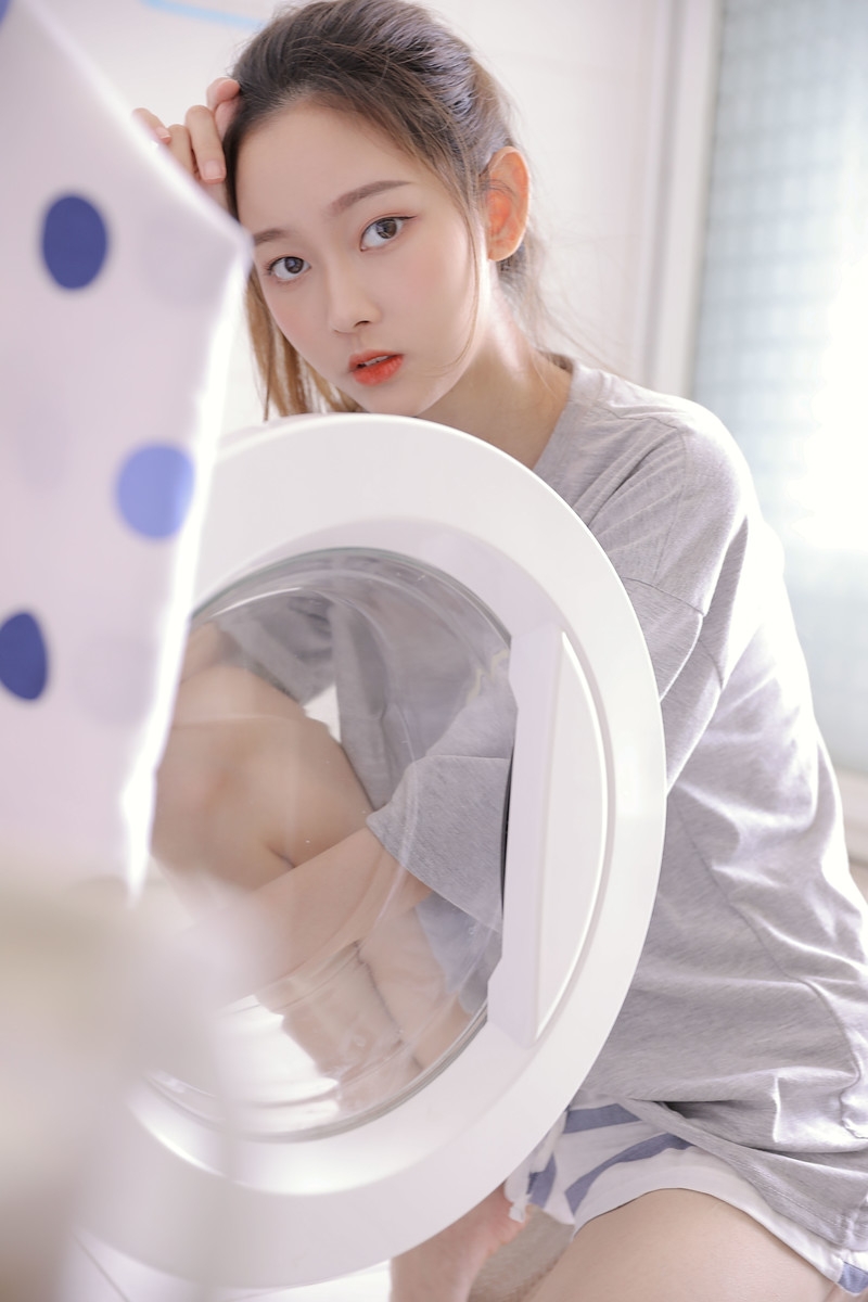 单马尾美女白皙大长腿居家写真