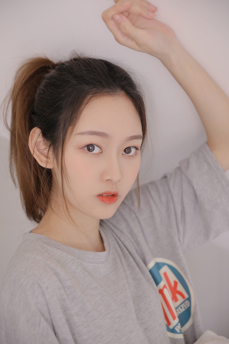 单马尾美女白皙大长腿居家写真