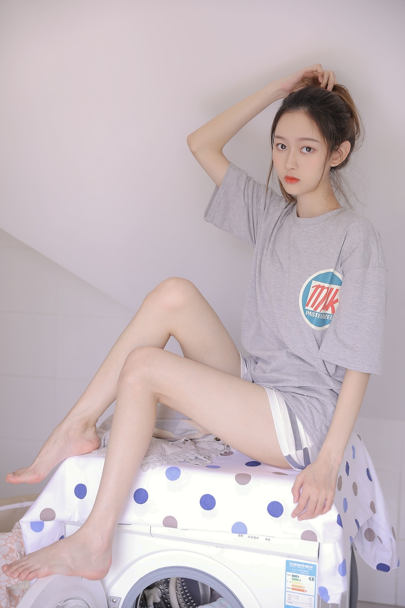 单马尾美女白皙大长腿居家写真