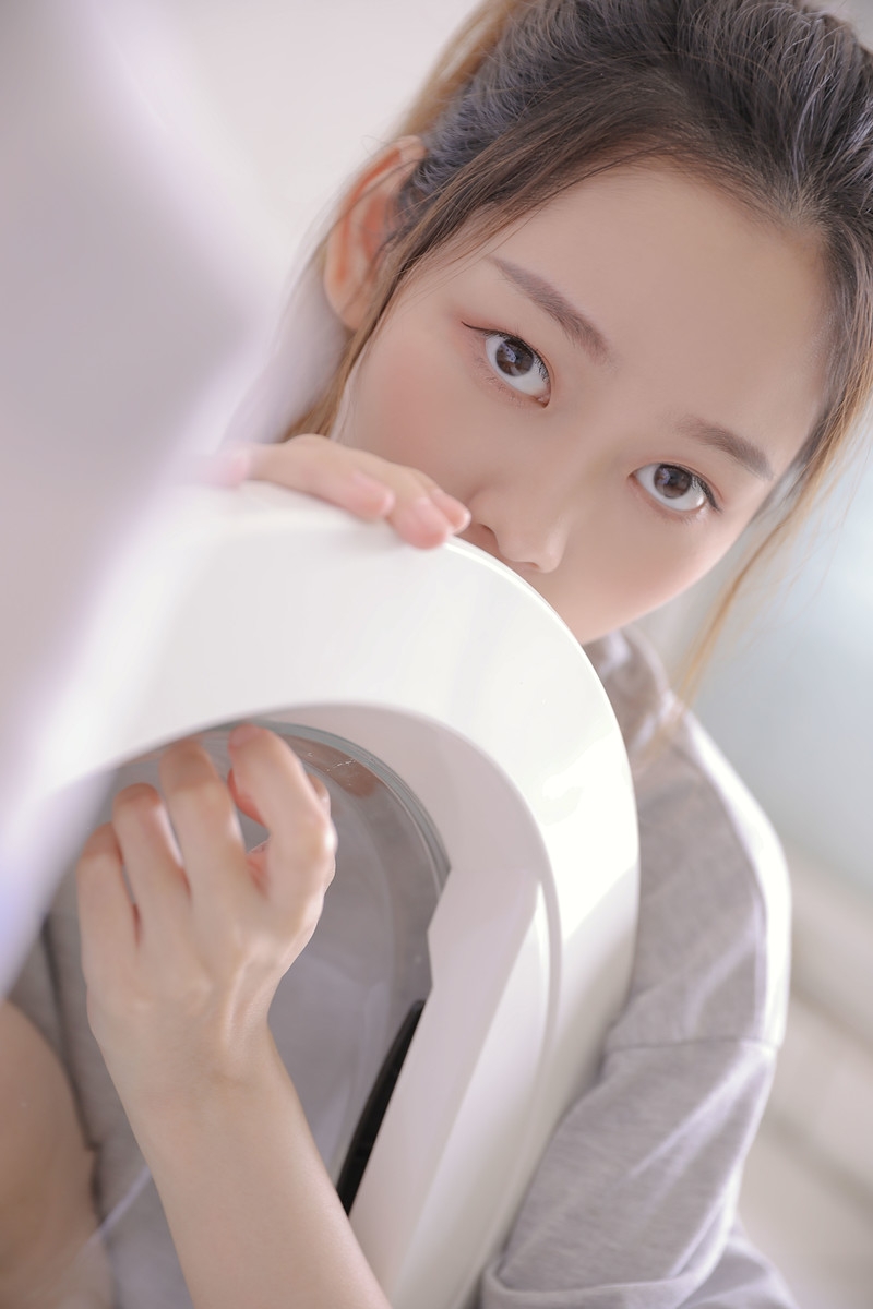 单马尾美女白皙大长腿居家写真