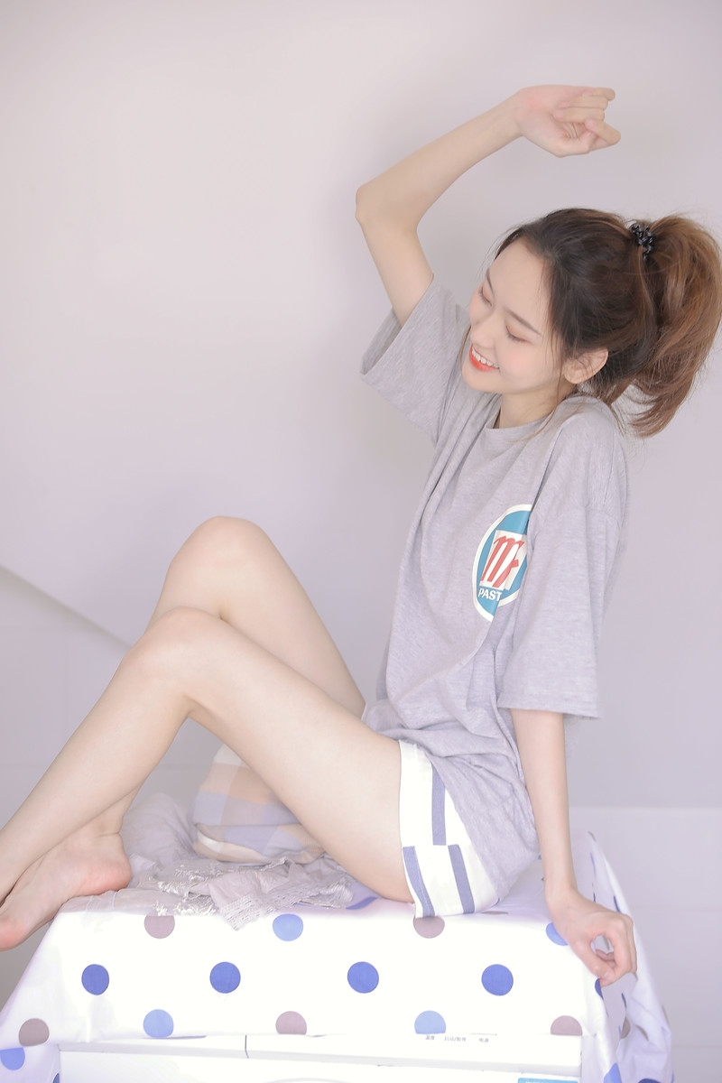 单马尾美女白皙大长腿居家写真