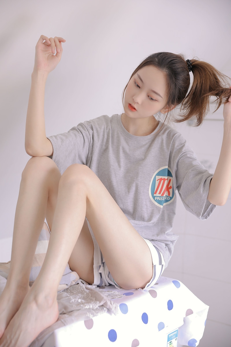 单马尾美女白皙大长腿居家写真