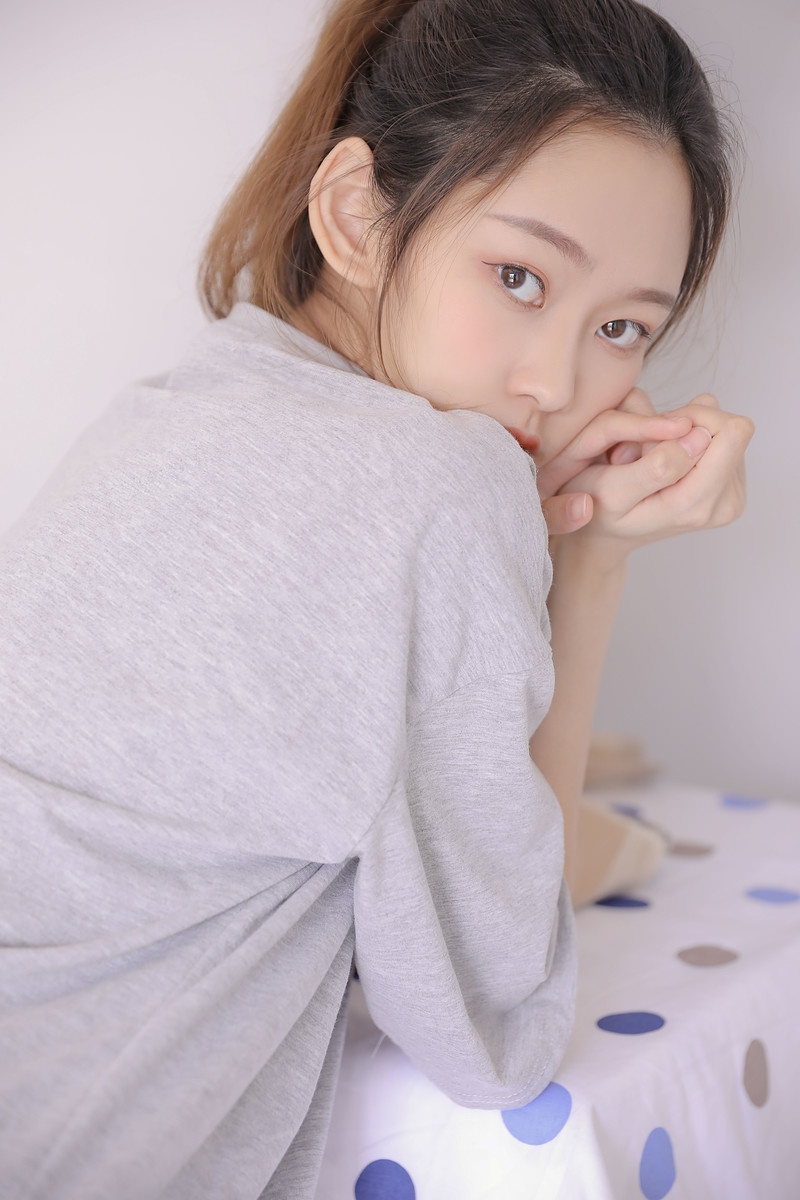 单马尾美女白皙大长腿居家写真