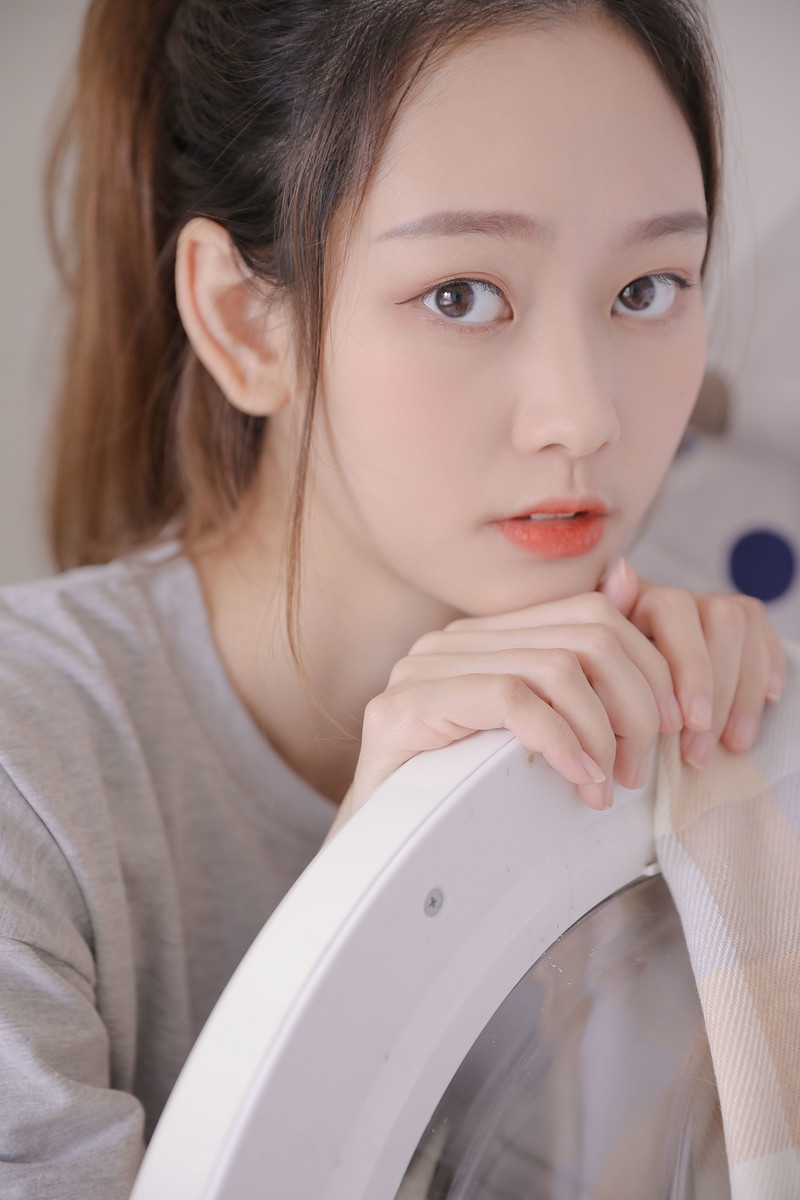 单马尾美女白皙大长腿居家写真