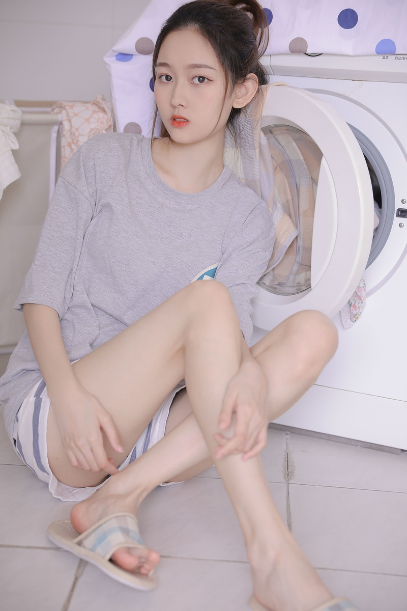 单马尾美女白皙大长腿居家写真