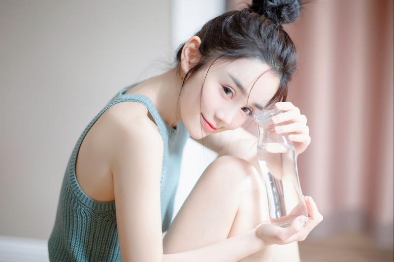 丸子头美女光滑牛奶肌私房写真