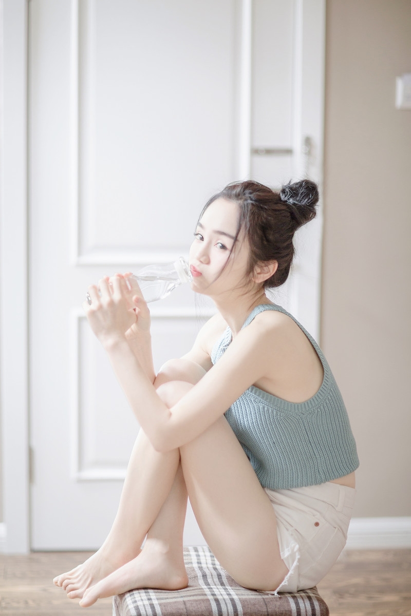 丸子头美女光滑牛奶肌私房写真