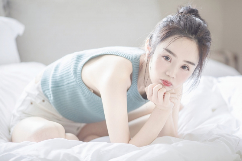 丸子头美女光滑牛奶肌私房写真