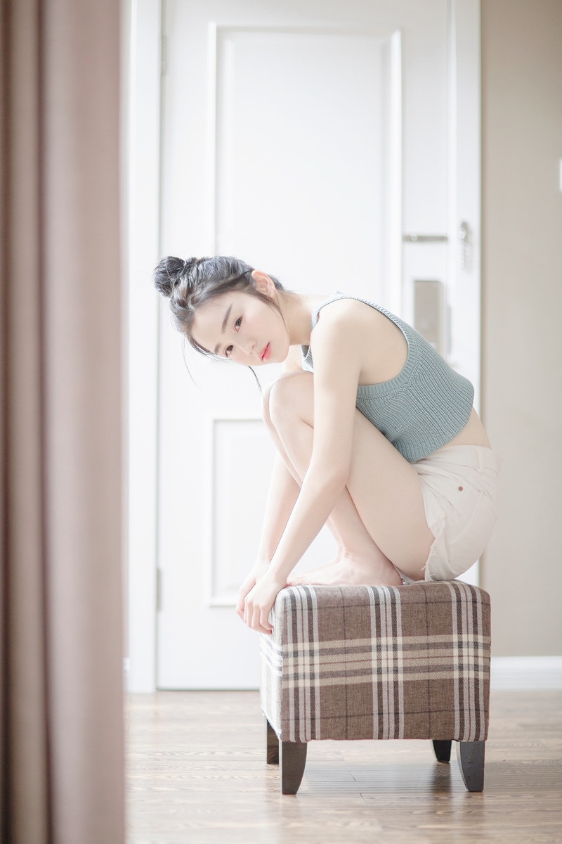 丸子头美女光滑牛奶肌私房写真